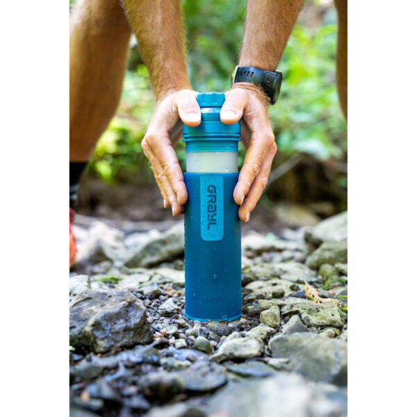 Grayl UltraPress Forest Blue Outdoor Wasserfilter 2. Pressen