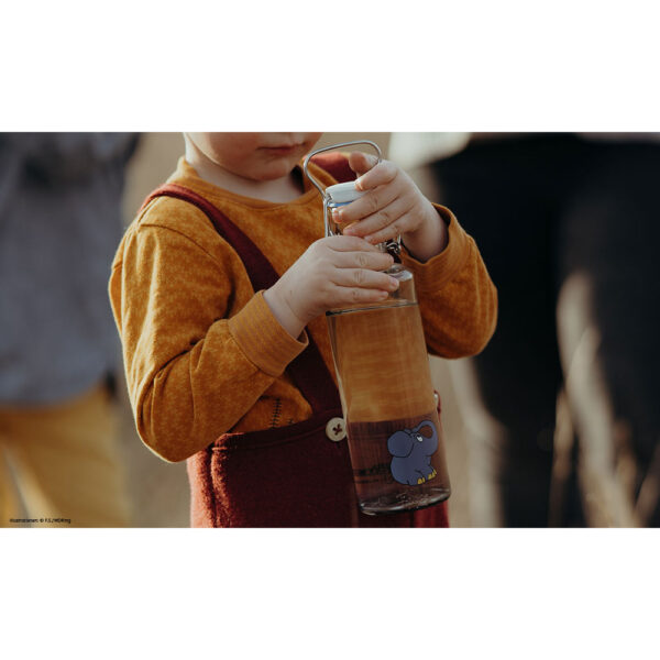 Soulbottle Der Elefant (0,6 Liter) Glasflasche mit Bügelverschluss von einem Kind in der Hand gehalten