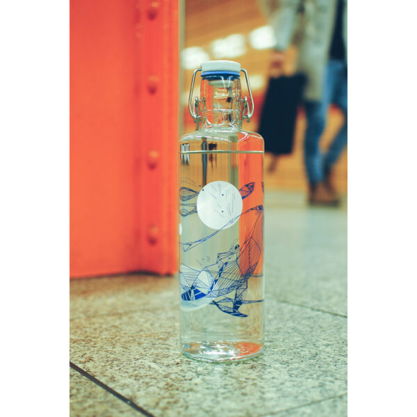 Soulbottle Souldiver (1 Liter) Glasflasche auf dem Boden stehend