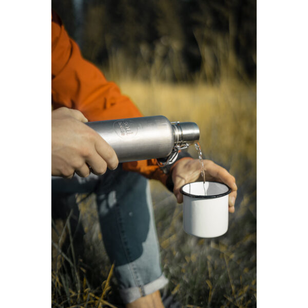 Soulbottle Steel Insulated Industrial (0,6 l) Edelstahl Thermosflasche beim Ausschenken in eine Tasse